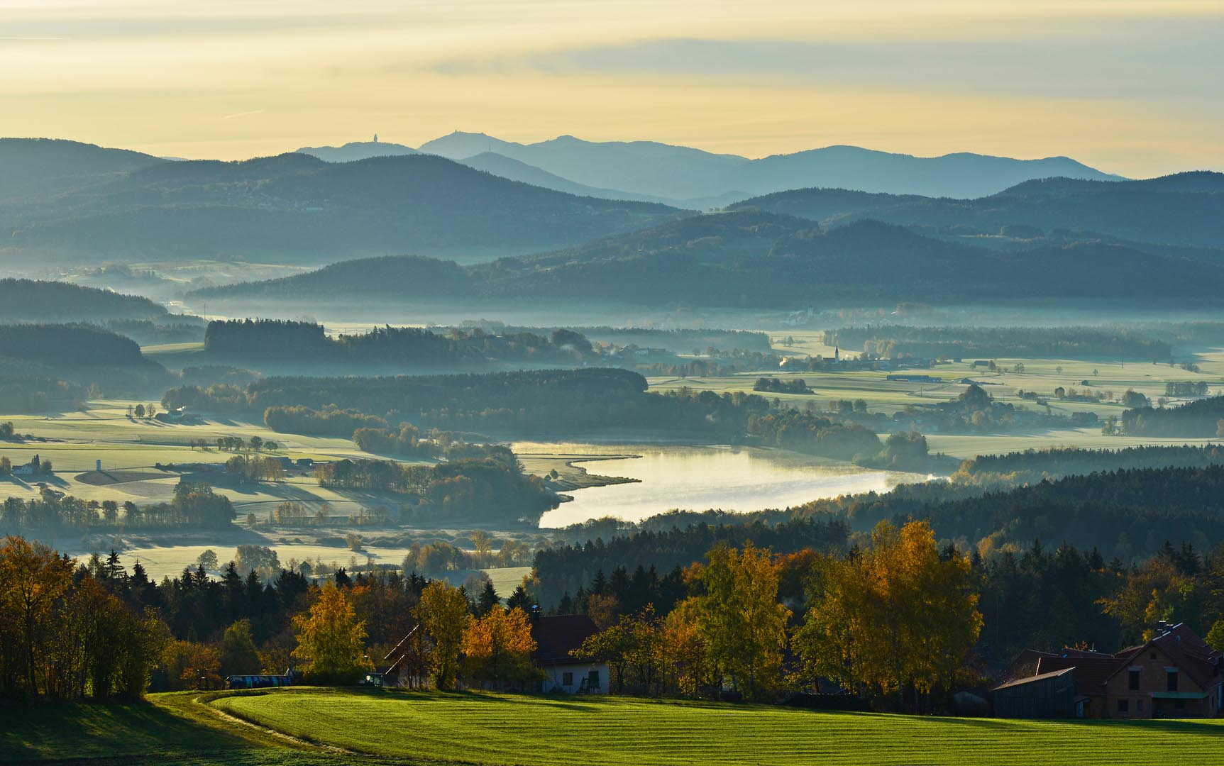 Blick über den Silbersee in den Bayerischen Wald